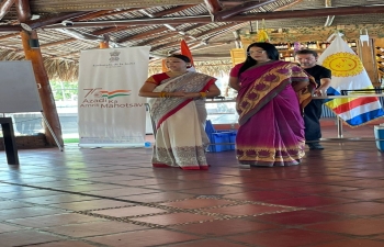 iSaree se hace popular en Venezuela, Como parte de AKAM, la Sra. Madhurani dio una clase sobre el saree, su historia, popularidad y tambien una clase de drapeado de saree. La Sra. Madhurani, que ha aprendido Odissi, tambien dio una breve actuacion de Odissi